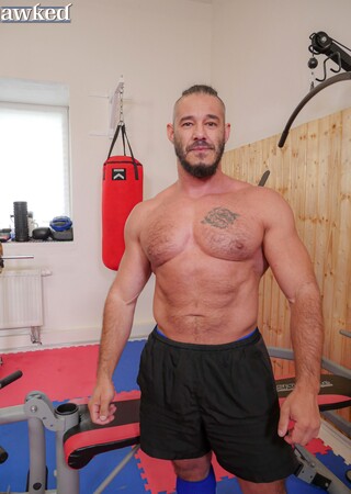 Muscle man Neil Henryk working out